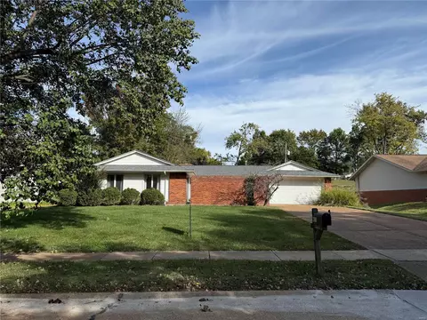 418 Brooktree Dr, Ballwin, MO 63011