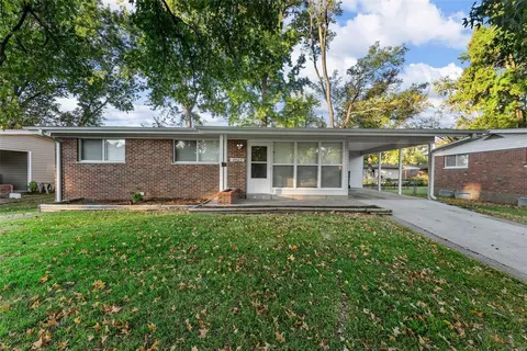 10523 Edgefield Dr, Saint Louis, MO 63136