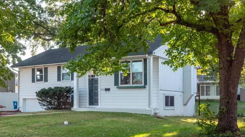 1212 Marchi Dr, Mehlville, MO 63125