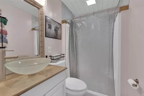Bath - 800 Forest Run Dr, Eureka, MO 63025 photo 1 of 2