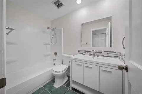 Bath - 716 Guenevere Dr, Ballwin, MO 63011 photo 4 of 4