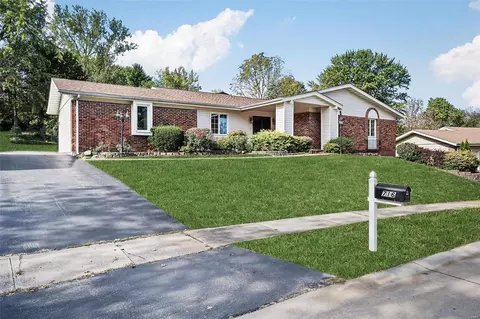 Exterior - 716 Guenevere Dr, Ballwin, MO 63011 photo 3 of 9