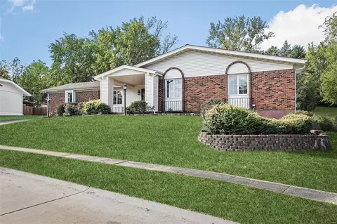 Exterior - 716 Guenevere Dr, Ballwin, MO 63011 photo 2 of 9