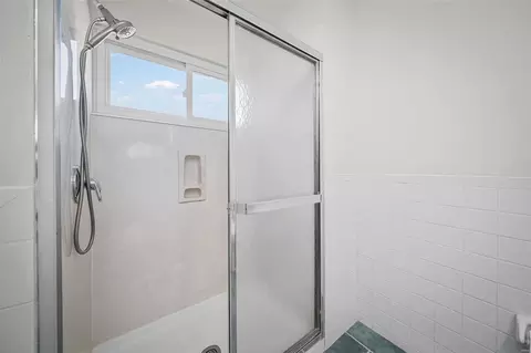 Bath - 716 Guenevere Dr, Ballwin, MO 63011 photo 3 of 4