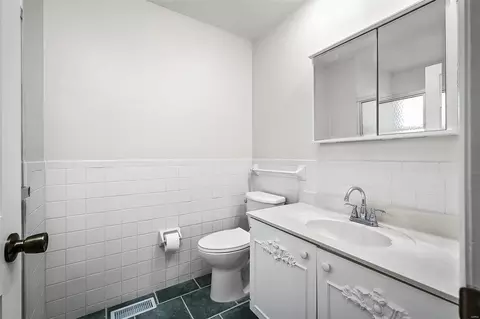 Bath - 716 Guenevere Dr, Ballwin, MO 63011 photo 2 of 4