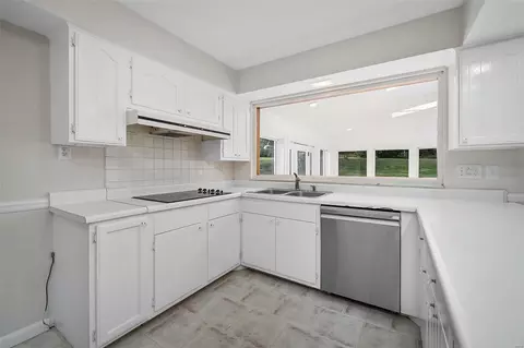 Kitchen - 716 Guenevere Dr, Ballwin, MO 63011 photo 3 of 4