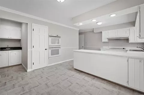 Kitchen - 716 Guenevere Dr, Ballwin, MO 63011 photo 2 of 4