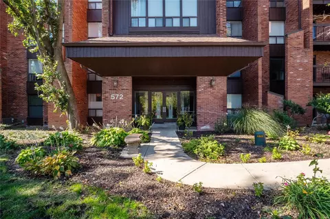 572 Coeur De Royale Dr #102, Saint Louis, MO 63141