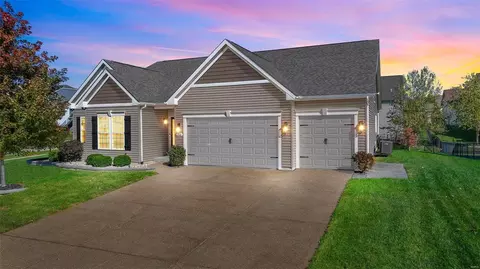 200 Redmond Pines Dr, Wentzville, MO 63385