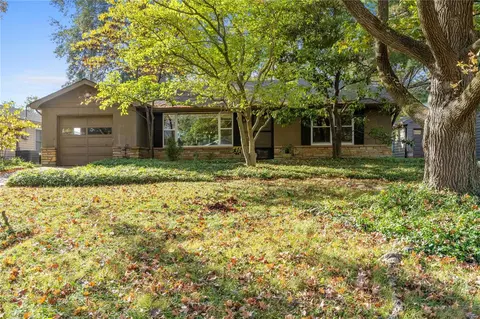 582 Drury Ln, Saint Louis, MO 63122
