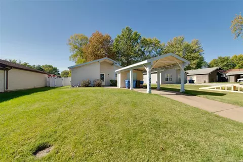 2414 Blue Heron Dr, Florissant, MO 63031