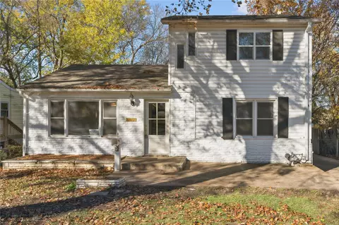 3729 Dixie Dr, Saint Ann, MO 63074