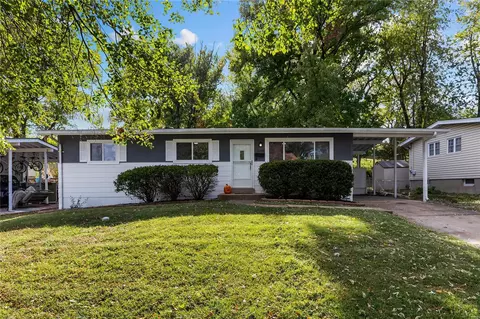 2720 Flamingo Dr, Florissant, MO 63031