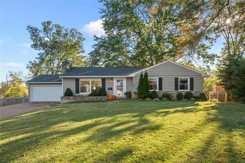426 Honeysuckle Ln, Webster Groves, MO 63119