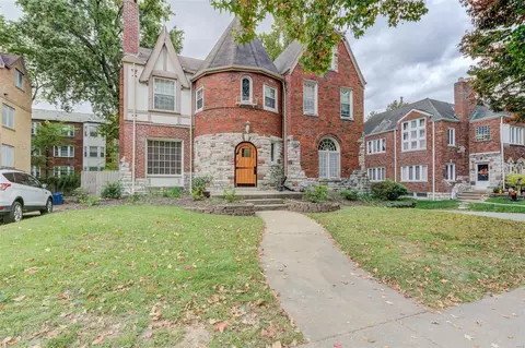 7552 Buckingham Dr, Saint Louis, MO 63105
