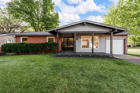 2160 Huntington Dr, Florissant, MO 63033