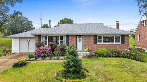 8635 Del Vista Dr, Saint Louis, MO 63126