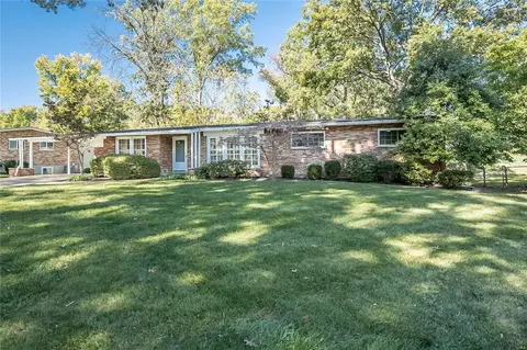 541 Beaucaire Dr, Warson Woods, MO 63122