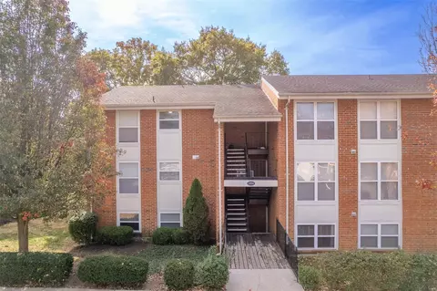 1958 Greenpoint Dr #301, Saint Louis, MO 63122