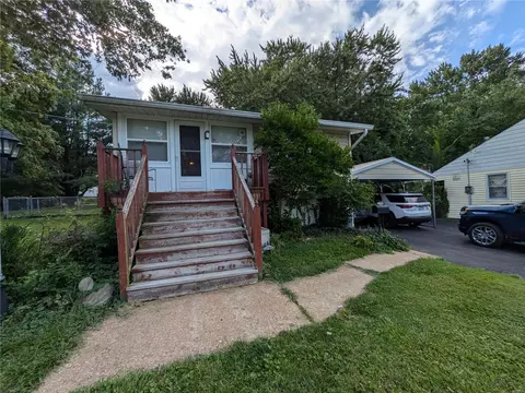 10063 Stimson Dr, Saint Louis, MO 63137