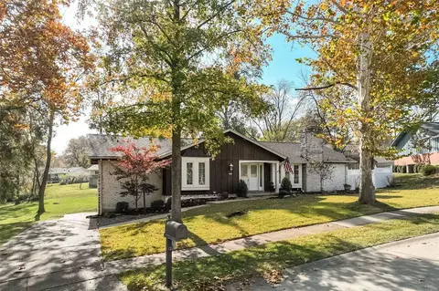 469 Brightspur Ln, Ballwin, MO 63011