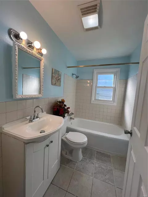 Bath - 4142 Wright Ave, Saint Ann, MO 63074 photo 1 of 1