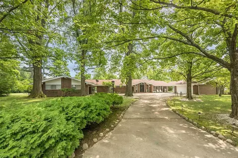 6 Salem Estates Dr, Ladue, MO 63124