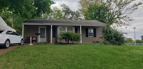 55 Chateau Dr, Florissant, MO 63031