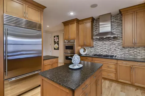 Kitchen - 155 Carondelet Plz #807, Saint Louis, MO 63105 photo 2 of 4