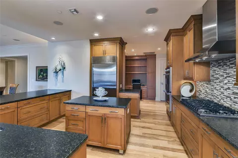 Kitchen - 155 Carondelet Plz #807, Saint Louis, MO 63105 photo 1 of 4
