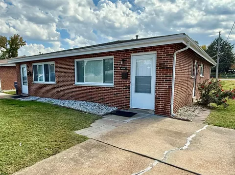 10792 Tropic Dr #92-94, Saint Ann, MO 63074