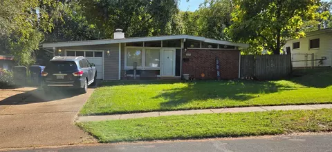 2760 Countryside Dr, Florissant, MO 63033