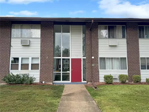 7403 Sieloff Dr #F, Hazelwood, MO 63042