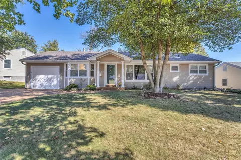 8120 Rockwood Dr, Saint Louis, MO 63123