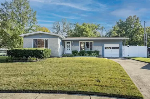 15 Olvera Cir, Florissant, MO 63031