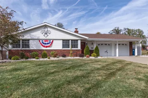 2401 Camino Dr, Saint Louis, MO 63125