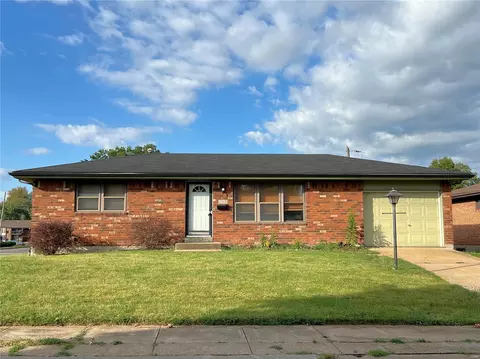 4300 Schmittwoods Ct, Saint Louis, MO 63123
