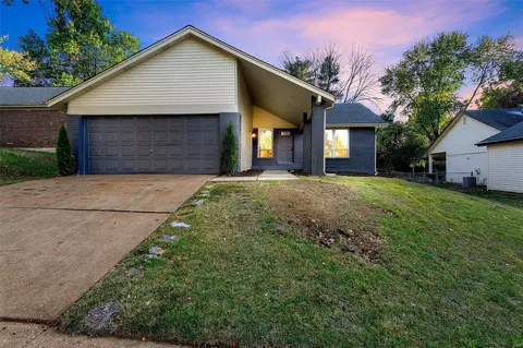 5424 Suntrail Dr, Black Jack, MO 63033