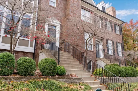 617 Forest Ct, Saint Louis, MO 63105