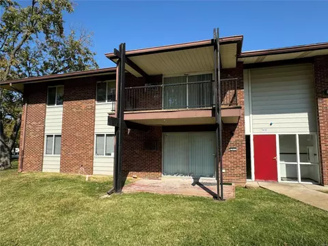 7431 Sieloff Dr #E, Hazelwood, MO 63042