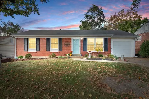 9927 Heatherton Dr, Saint Louis, MO 63123
