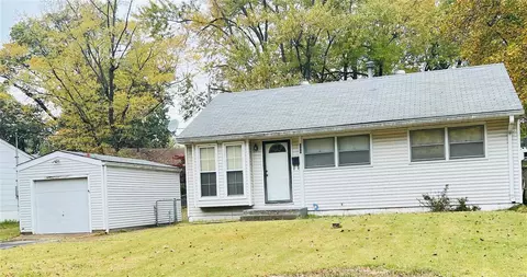 257 Estridge Rd, Saint Louis, MO 63137