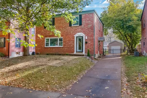 2942 Arlmont Dr, Saint Louis, MO 63121
