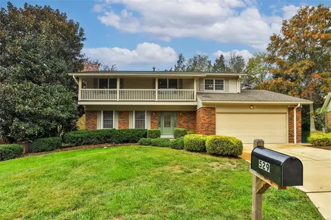 529 Cross Green Ln, Saint Louis, MO 63141