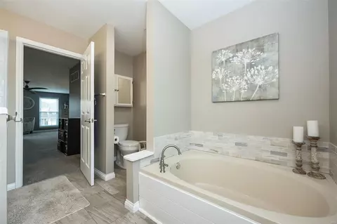 Bath - 16704 Hickory Crest Dr, Wildwood, MO 63011 photo 4 of 6