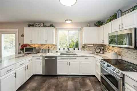 Kitchen - 16704 Hickory Crest Dr, Wildwood, MO 63011 photo 4 of 5