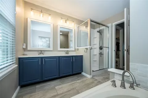Bath - 16704 Hickory Crest Dr, Wildwood, MO 63011 photo 3 of 6