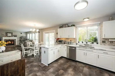 Kitchen - 16704 Hickory Crest Dr, Wildwood, MO 63011 photo 5 of 5