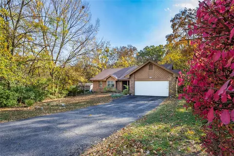 1162 Fairview Dr, Ellisville, MO 63011