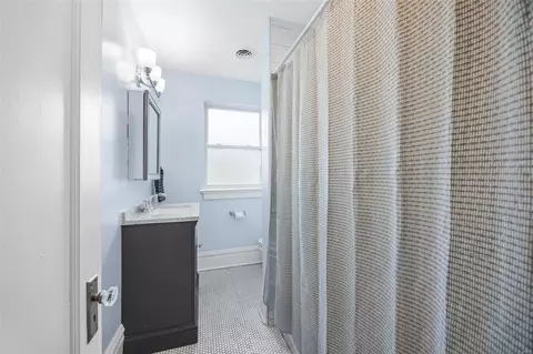 Bath - 3731 Oakmount Ave, Normandy, MO 63121 photo 2 of 3
